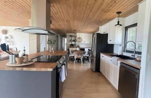 St. Paul Cottage | MooseHaven Lake house. Hot tub + Stunning views