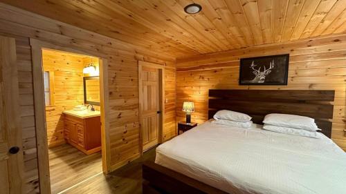 Shirley Mills House | Moosehead State of Mind, 3BR Cabin with Mtn Views & Deck
