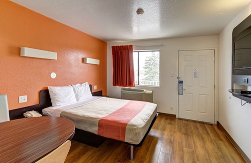 Amherst Hotel | Motel 6 Amherst, OH - Cleveland West - Lorain
