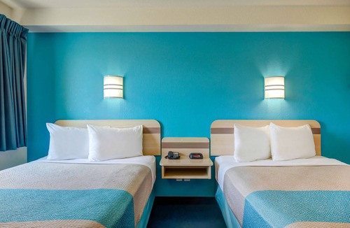 Clairmont Hotel | Motel 6 Grande Prairie, AB