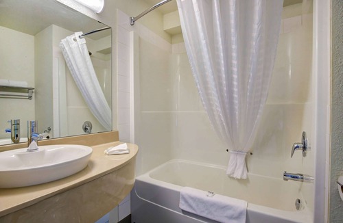 Clairmont Hotel | Motel 6 Grande Prairie, AB