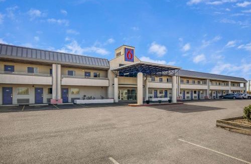 North Ridgeville Hotel | Motel 6-North Ridgeville, OH - Cleveland Intl Airport - N Ridgeville