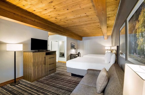 Glenwood Springs Hotel | Mountain Adventure Hub Near Downtown Glenwood | Pool Access | Free Breakfast