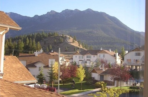 East Kootenay Condo | Mountain Bliss Retreat – Stunning Views & Serene Escape in Radium Hot Springs!