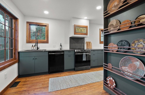 Cascade-Chipita Park House | Mountain Cabin: Stunning Views, Deck, Hot Tub, Fire Pit, Forest & Peak Retreats