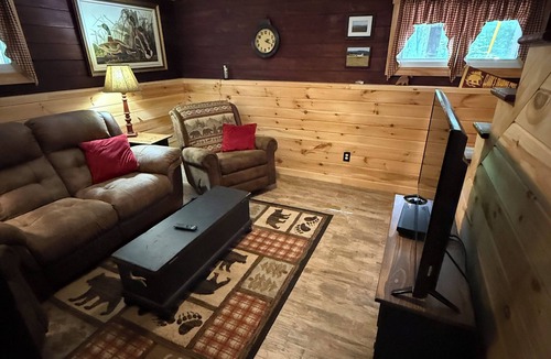 Ellsworth Cabin | Mountain Cabin Charm in Rumney with Wood Stove.