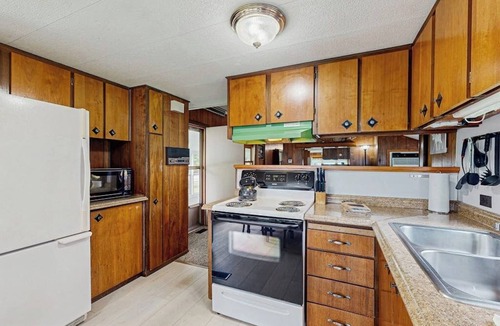 Lincoln Cottage | Mountain cottage with private chimnea, W/D, off-site amenities - great location