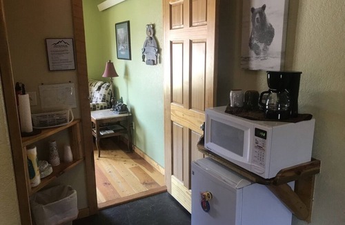 Hill City Cabin | Mountain Peaks Inn, BEAR MOUNTAIN SUITE, Downtown Hill City