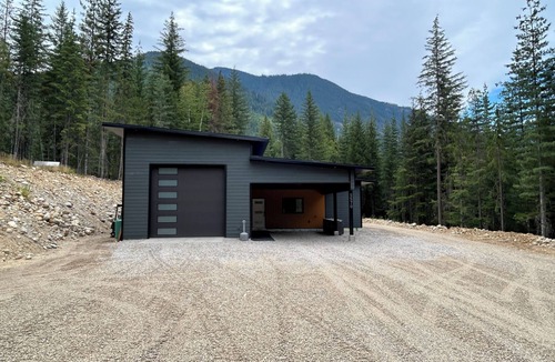 Malakwa House | Mountain Retreat Between Revelstoke & Sicamous - Sled, Ski, Hike, Fish, Relax