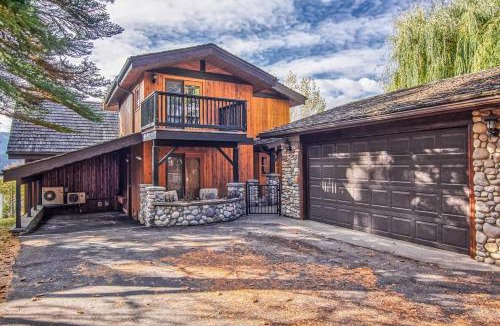 East Kootenay House | Mountain Retreat, Panoramic Lake Views