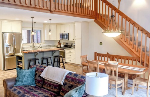 Carroll House | Mountain Townhouse - 3 min to slopes - Sleeps 10