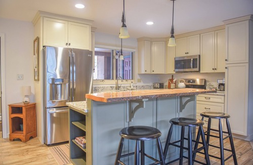 Carroll House | Mountain Townhouse - 3 min to slopes - Sleeps 10