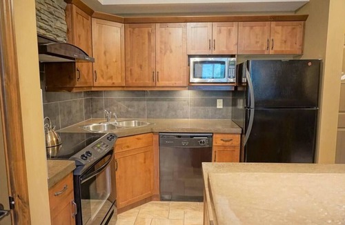 East Kootenay Apartment | Mountain View Retreat