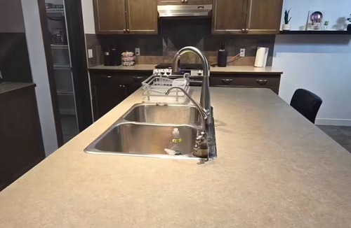 Cochrane House | Mountain View Family Home 5BR Near Banff Ski Getaway