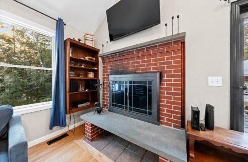 North Conway Apartment | Mountain View Home with Hot Tub