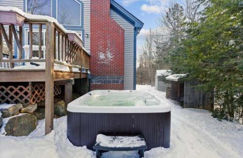 North Conway Apartment | Mountain View Home with Hot Tub