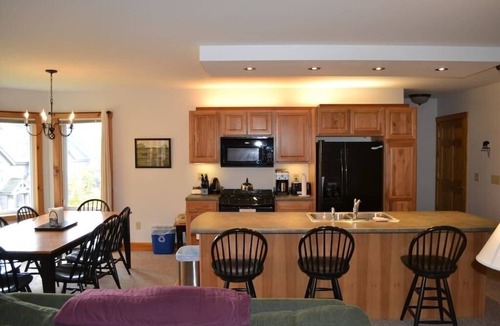 North Troy Condo | Mountains, golf, hike, tram and waterpark w/A/C!