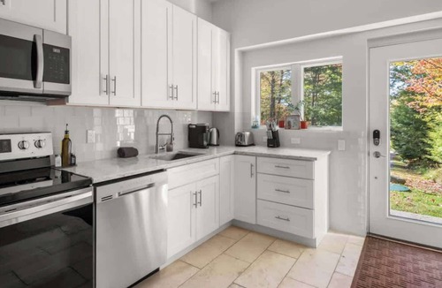 Morrisville Cottage | Mountaintop Loft: Private Guest House w/Fireplace