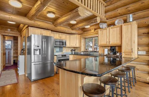 Estes Park House | Mounticello Log Cabin - Relaxing Front Patio & Outdoor Firepit