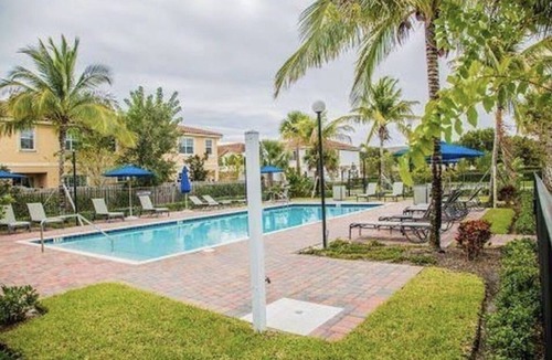 Hunt Club House | Move-in ready townhouse in sought-after Charleston Commons gated community.