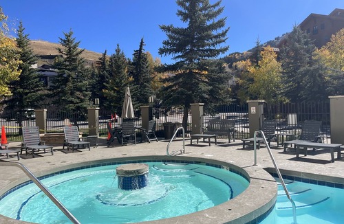 Mount Crested Butte Condo | MT CB Base Area- King Bed, Outdoor Hot Tub + Pool & Near Hiking + Biking