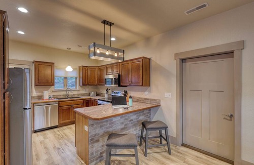Rockerville Condo | 🌲Mt Rushmore Retreat 8 Min Drive | 2 Bedroom Sleeps 6- Fireplace