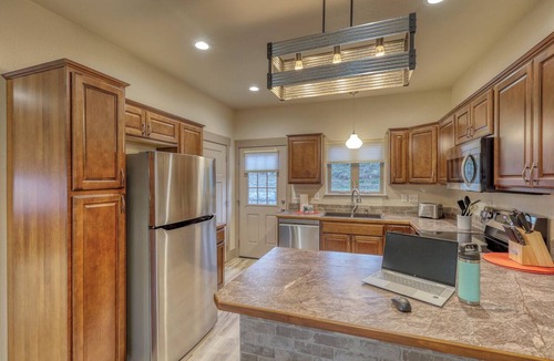 Rockerville Condo | 🌲Mt Rushmore Retreat 8 Min Drive | 2 Bedroom Sleeps 6- Fireplace