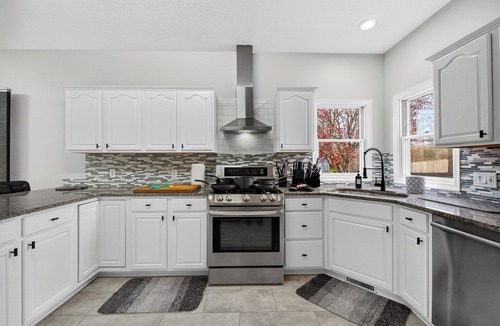 Chesterland House | -MUST SEE- Spacious Chesterland Colonial