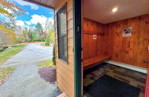 Carroll House | MWP69 Spacious 5-bedroom condo, partial Notch views, 2 min to skiing!