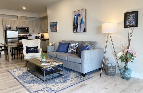 Okanagan-Similkameen Bed & Breakfast | Naramata Dreaming: Panoramic Deck Suite w/Heated Pool & Views
