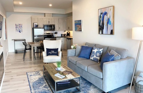 Okanagan-Similkameen Bed & Breakfast | Naramata Dreaming: Panoramic Deck Suite w/Heated Pool & Views