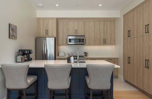 Sea to Sky Highway Apartment | ❄︎Nature's Nook❄︎ | 2 BR Newly Built | AC & Private Garage | WedgeWoods