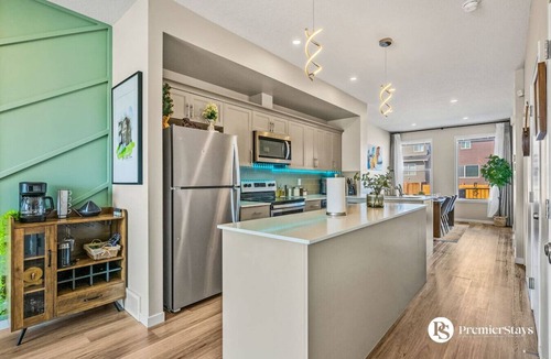 Calgary House | Near Airport » Family Friendly » King Bed