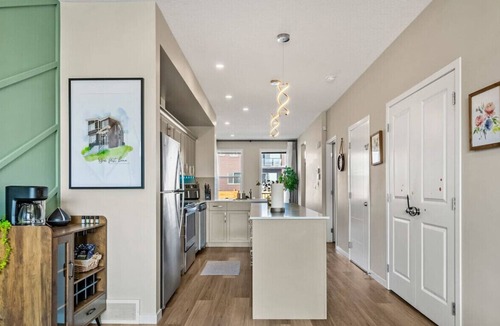Calgary House | Near Airport » Family Friendly » King Bed