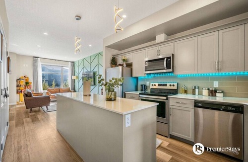 Calgary House | Near Airport » Family Friendly » King Bed