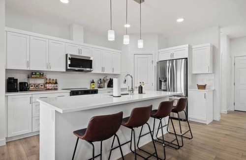 Cochrane House | Near Banff | 3BR | Garage | AC | PS4 | BBQ | EV