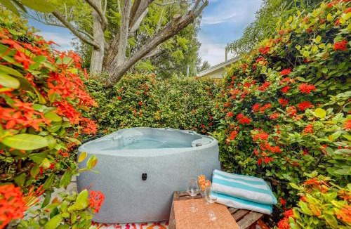 Lake Worth House | Near Concerts & Transit! Historic Hot Tub Cottage