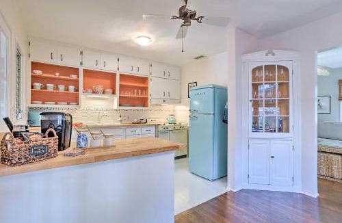 Lake Worth House | Near Concerts & Transit! Historic Hot Tub Cottage