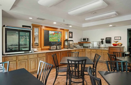 Glenwood Springs Hotel | Near Glenwood Caverns + Waterpark & Free Breakfast