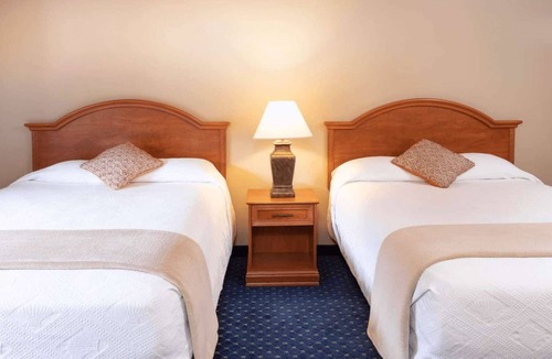 Glenwood Springs Hotel | Near Glenwood Caverns + Waterpark & Free Breakfast