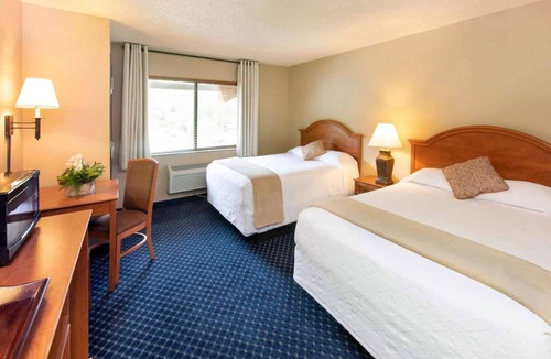 Glenwood Springs Hotel | Near Glenwood Caverns + Waterpark & Free Breakfast