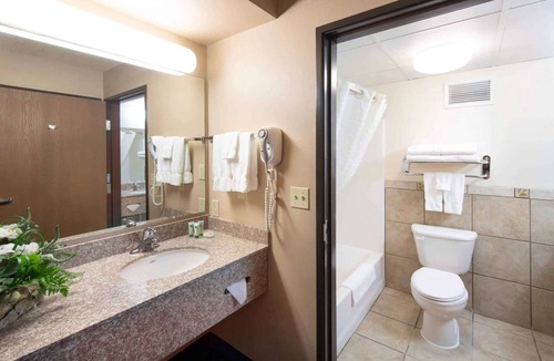 Glenwood Springs Hotel | Near Glenwood Caverns + Waterpark & Free Breakfast
