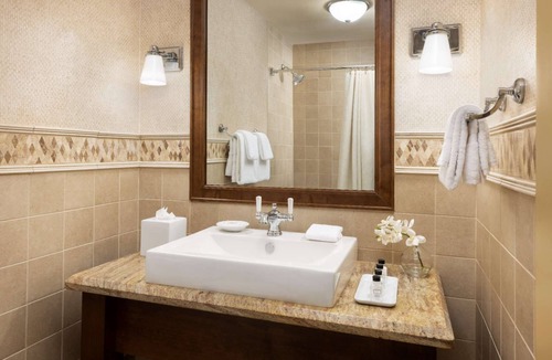 Crested Butte Hotel | Near Mt. Crested Butte + Skiing. Dining. Spa.