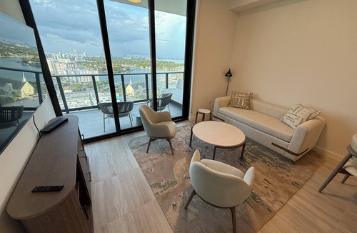 North Beach Apartment | New 1Bed 2bath 20th floor amazing views