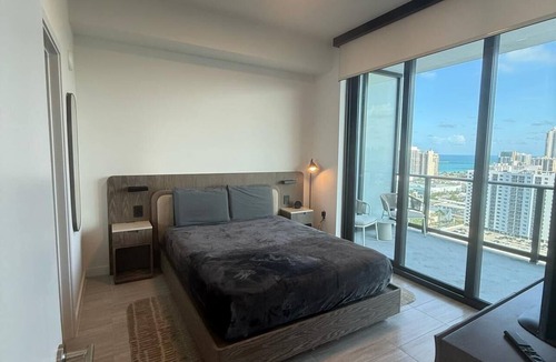 North Beach Apartment | New 1Bed 2bath 20th floor amazing views