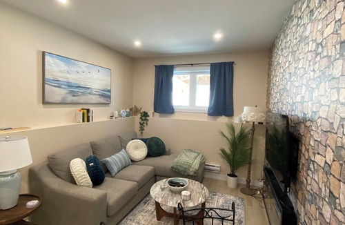 Saskatoon House | NEW 2 bedroom, (queens) 1 bathroom VRBO, comfy & serene. “ASPEN’s Suite Escape”