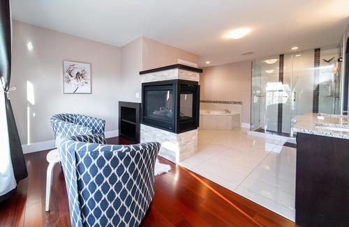 Northwest Edmonton House | |NEW| 2500 SQFT Luxurious home|Sleeps 8|King Bed
