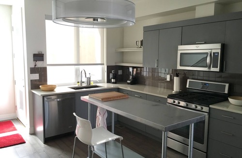 San Rafael House | New 4 Level Townhome Close to Downtown