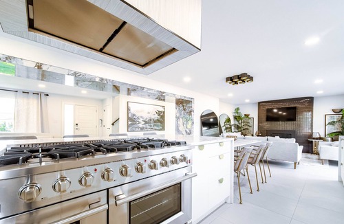 Northwest Edmonton House | NEW 6 Bed Luxury SPA Retreat-Hot Tub-AC-King Beds
