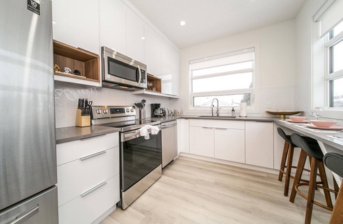 Southwest Edmonton House | ☆NEW☆Chic Modern 3BDRM☆Central☆WiFi☆Netflix✔Clean!